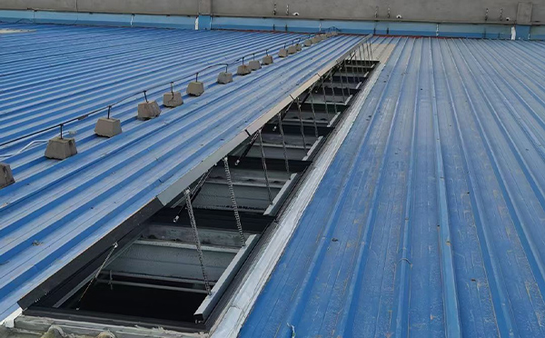 某城市大型商业综合体中庭幸福路街道排烟窗工程